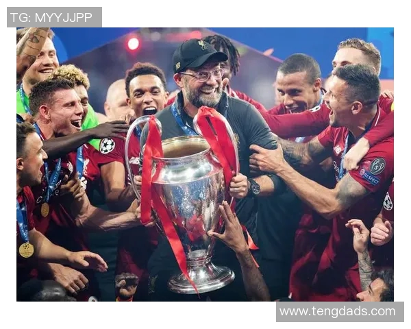 三大足球球星共聚一堂领奖瞬间 揭秘背后的荣耀与梦想