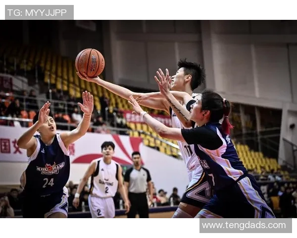 足球巨星挑战灌篮极限精彩时刻引爆全场热血对决