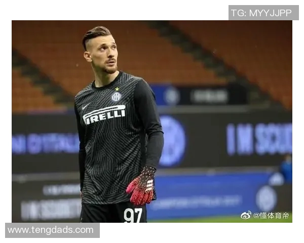 足球球星赛场意外遭遇恶搞有人向其鞋内塞纸条引发热议